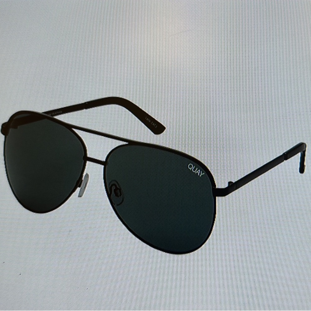 Women’s Quay Vivienne Sunglasses with protective pouch